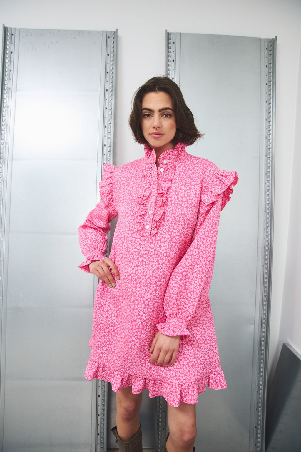 Reno Ruby Ruffle Dress Bright Pink – Noellafashion.se
