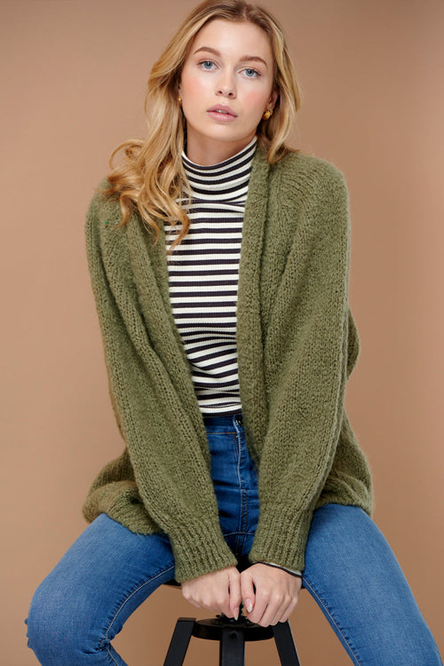Noellas Fora Knit Cardigan Army. Køb Cardigans hos www.noellafashion.dk